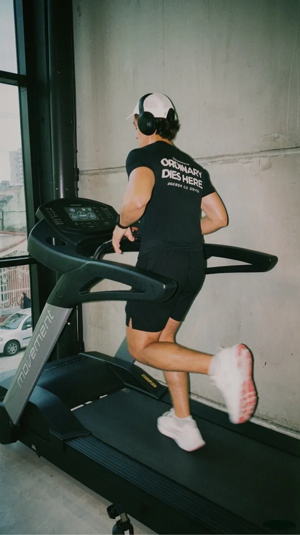 Dudu Crespo correndo na esteira, com a camiseta ordinary dies here